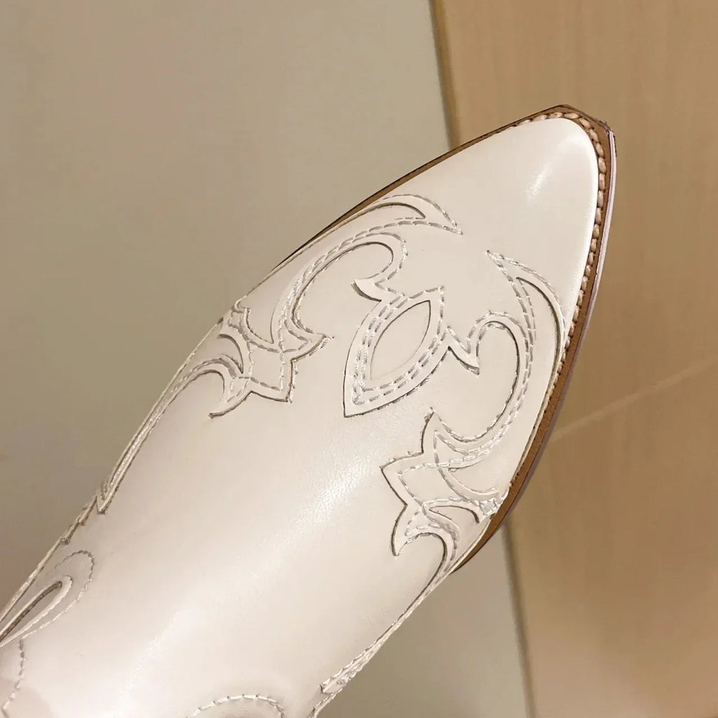 https://cdn.shopify.com/s/files/1/0806/5564/7050/files/muller-mode-christalline-mittelfuss-cowboystiefel-gesticktes-detail-stiefel-271352.webp?v=1736675631