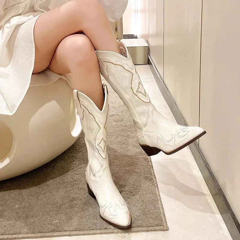 https://cdn.shopify.com/s/files/1/0806/5564/7050/files/muller-mode-christalline-mittelfuss-cowboystiefel-gesticktes-detail-stiefel-402906.webp?v=1736675631