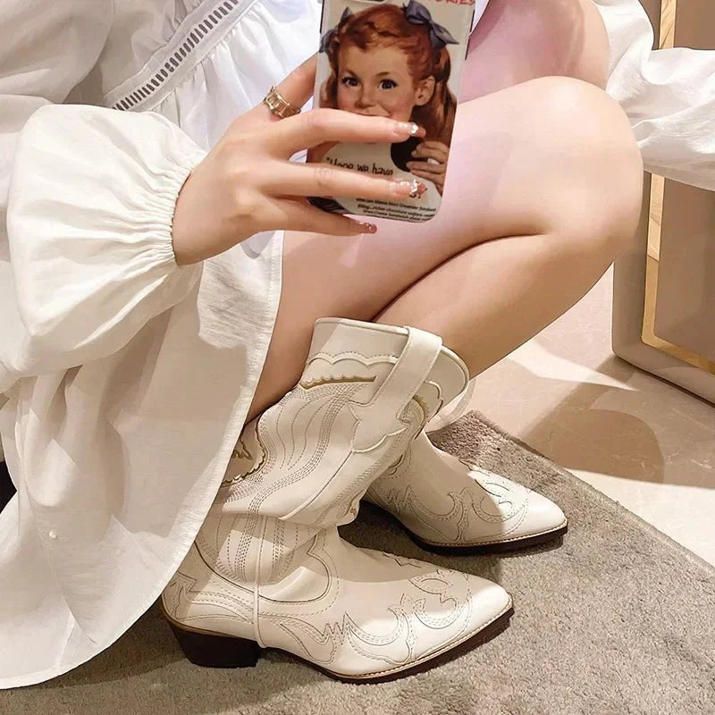 https://cdn.shopify.com/s/files/1/0806/5564/7050/files/muller-mode-christalline-mittelfuss-cowboystiefel-gesticktes-detail-stiefel-598295.webp?v=1736675631