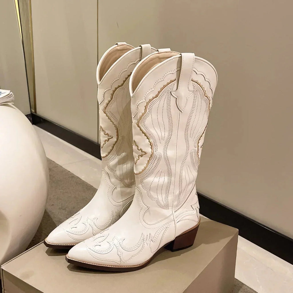 https://cdn.shopify.com/s/files/1/0806/5564/7050/files/muller-mode-christalline-mittelfuss-cowboystiefel-gesticktes-detail-stiefel-611002.webp?v=1736675631