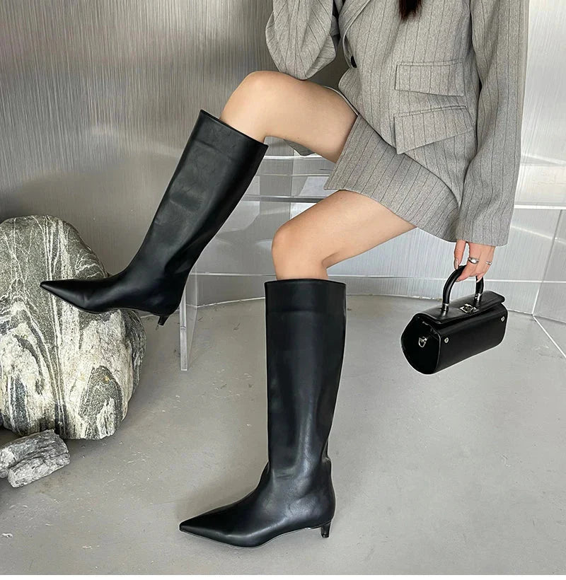 https://cdn.shopify.com/s/files/1/0806/5564/7050/files/muller-mode-rosette-kniehohe-stiefel-spitz-zulaufend-stiefel-638636.webp?v=1736679979