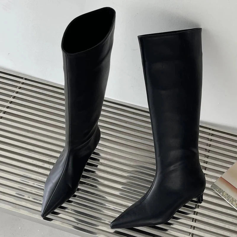 https://cdn.shopify.com/s/files/1/0806/5564/7050/files/muller-mode-rosette-kniehohe-stiefel-spitz-zulaufend-stiefel-843771.webp?v=1736679979