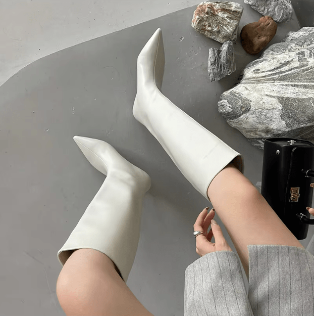 https://cdn.shopify.com/s/files/1/0806/5564/7050/files/muller-mode-rosette-kniehohe-stiefel-spitz-zulaufend-stiefel-928113.png?v=1736679979